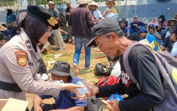 Harmoni Demokrasi: Polisi dan Petani Berdampingan di Jalanan