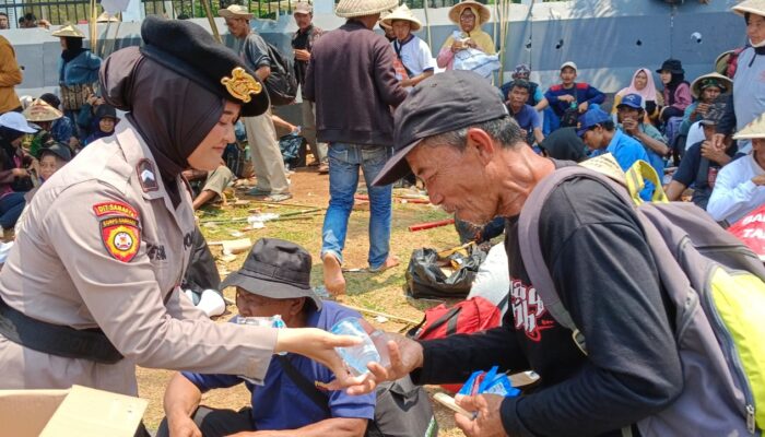 Harmoni Demokrasi: Polisi dan Petani Berdampingan di Jalanan