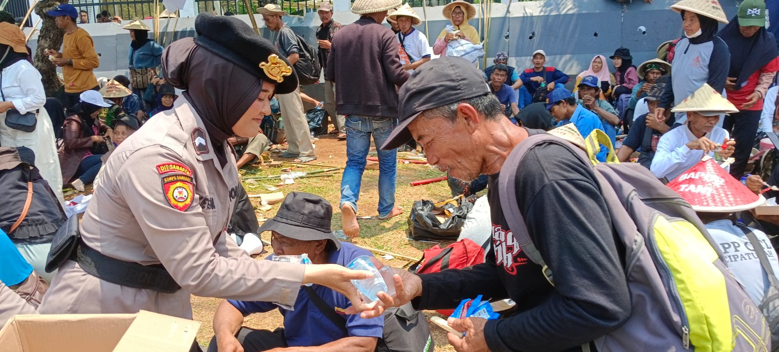 Harmoni Demokrasi: Polisi dan Petani Berdampingan di Jalanan