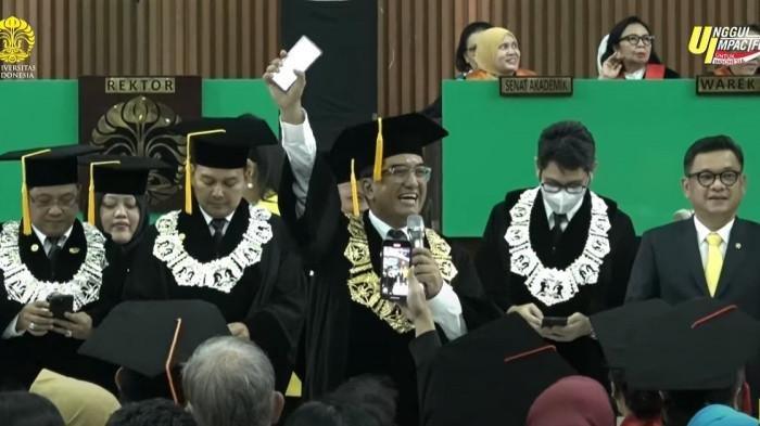 Polemik Rektor UI Diteriaki Zionis di Panggung Wisuda