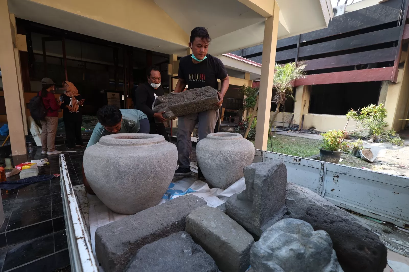 Artefak Bersejarah Tak Bisa Terganti dengan Materi, Budayawan Desak Polisi Tangkap Pelaku Penjarahan