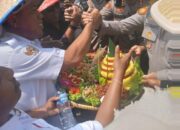 Petani Gelar Aksi di Monas Disambut Pimpinan Polda Metro Jaya dengan Beri Tumpeng