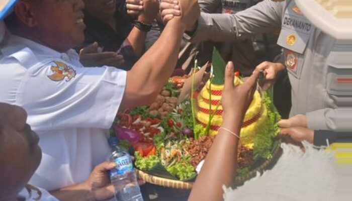 Petani Gelar Aksi di Monas Disambut Pimpinan Polda Metro Jaya dengan Beri Tumpeng