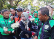 Mengharukan ! Ratusan Ojol Gelar Aksi Damai Tebar Mawar Putih di Monas, Lawan Provokasi