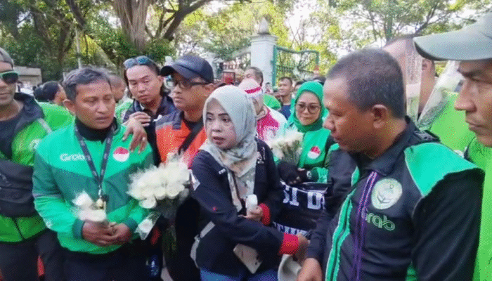 Mengharukan ! Ratusan Ojol Gelar Aksi Damai Tebar Mawar Putih di Monas, Lawan Provokasi