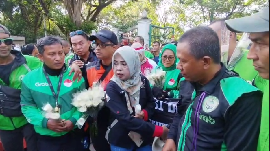 Mengharukan ! Ratusan Ojol Gelar Aksi Damai Tebar Mawar Putih di Monas, Lawan Provokasi