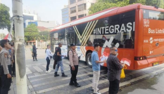 BREAKING NEWS! Aliansi Pendukung Prabowo Gelar Aksi Damai di Tugu Proklamasi, Bagikan Ribuan Bendera Merah Putih