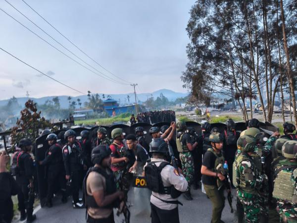 Ipda Abdul Azis Pimpin Tim Gabungan Evakuasi 6 Prajurit TNI dari Kepungan Massa