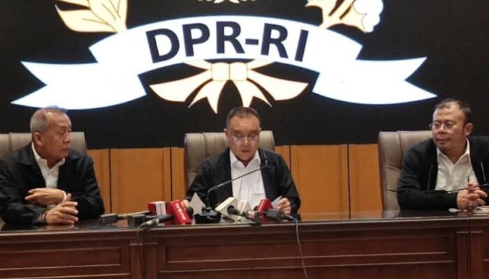 DPR Jawab Tuntutan 17+8