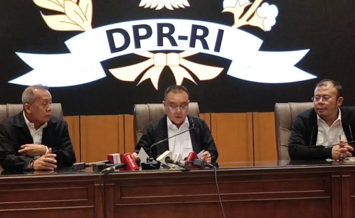 DPR Jawab Tuntutan 17+8