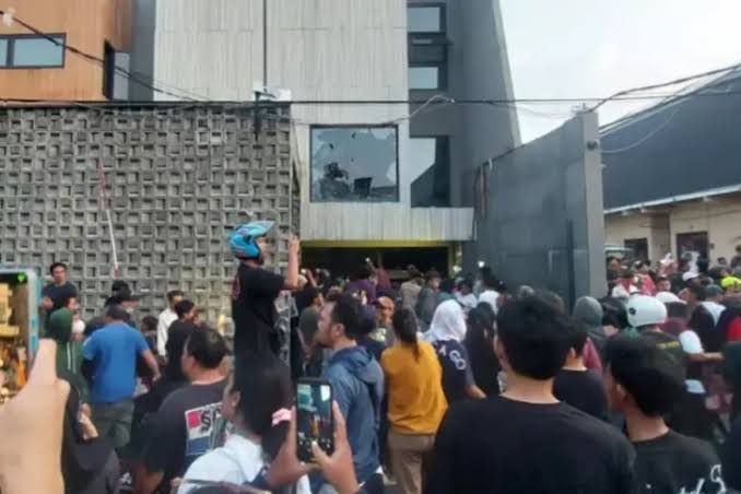 Siapa yang Menjarah Rumah Sahroni Hingga Menkeu? Ini Jawaban dari yang “Ketinggalan Rombongan”