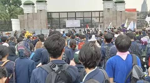BEM Unpad Demo Bawa Misi 17+8 di DPR