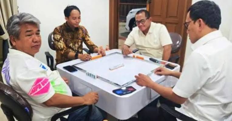 Heboh, Menhut Main Domino dengan Tersangka Pembalakan Liar
