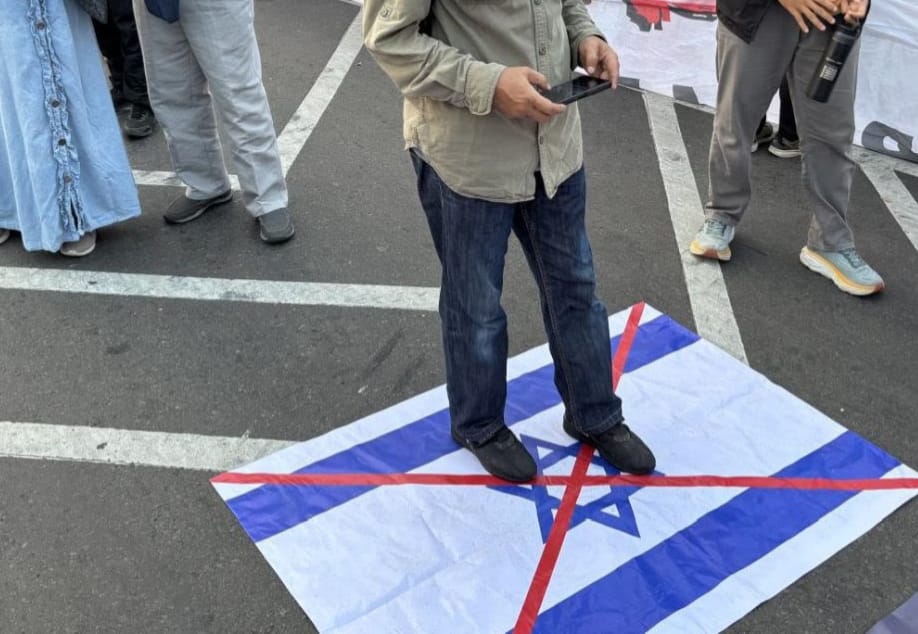 FOTO: Ribuan Massa Aksi Bela Palestina, “Indonesia Lawan Genosida!” Di Patung Kuda Jakarta