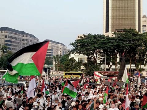 FOTO: Ribuan Massa Aksi Bela Palestina, “Indonesia Lawan Genosida!” Di Patung Kuda Jakarta