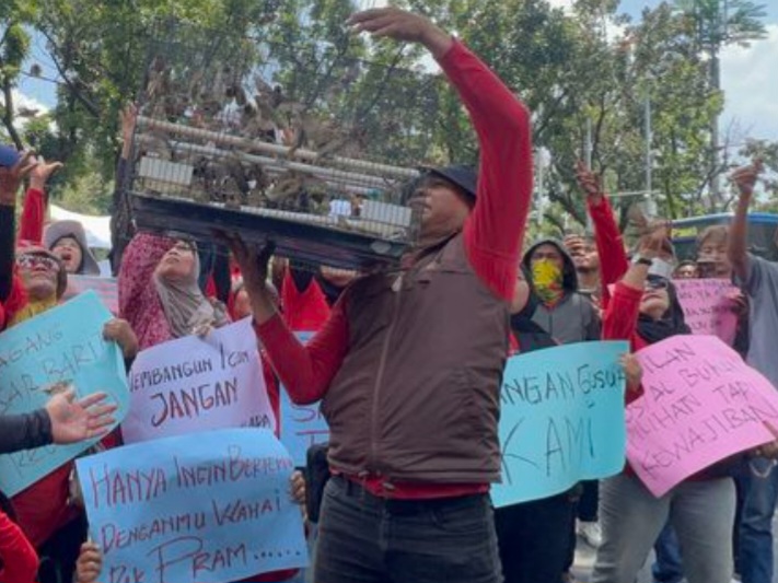 Aksi Pedagang Pasar Barito Tuntut Keadilan Usai Pembongkaran Kios