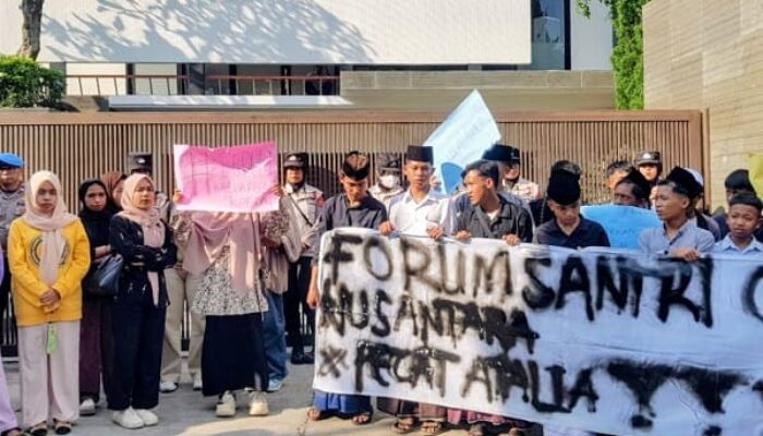 Protes Ucapan Soal Pesantren dan APBN, Puluhan Santri Geruduk Rumah Atalia Praratya