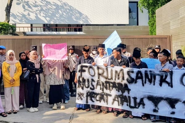 Protes Ucapan Soal Pesantren dan APBN, Puluhan Santri Geruduk Rumah Atalia Praratya
