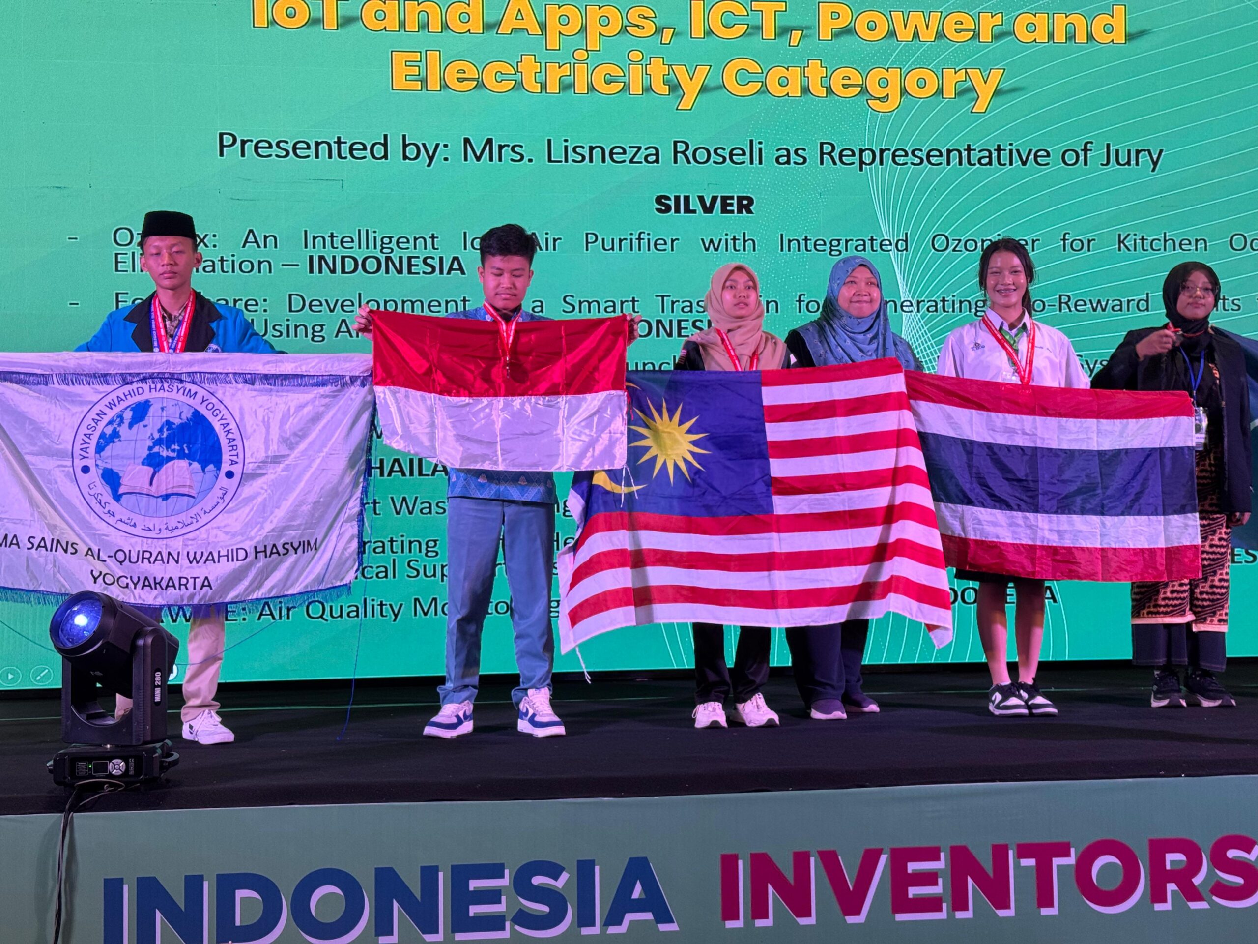 Siswa SMAN 1 Salatiga meraih medali perak Internasional pada Lomba Robotik Indonesia Inventors Day (IID) 2025