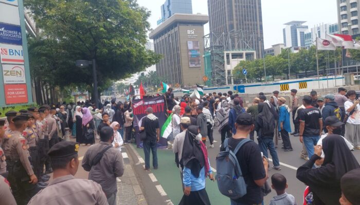 Ratusan Massa Gelar Aksi di Depan Kantor PBB Jakarta, Serukan Dukungan untuk Palestina dan Kecam Israel