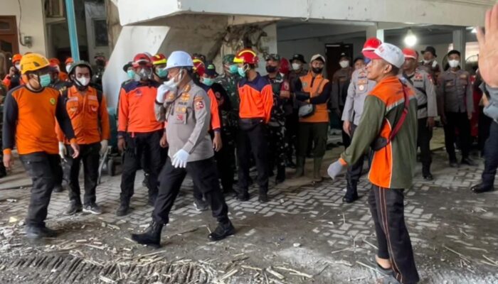 Hari ke-6, Nyawa Taruhannya! Samapta Polri & Tim SAR Berjuang di Reruntuhan Pesantren Al Khoziny