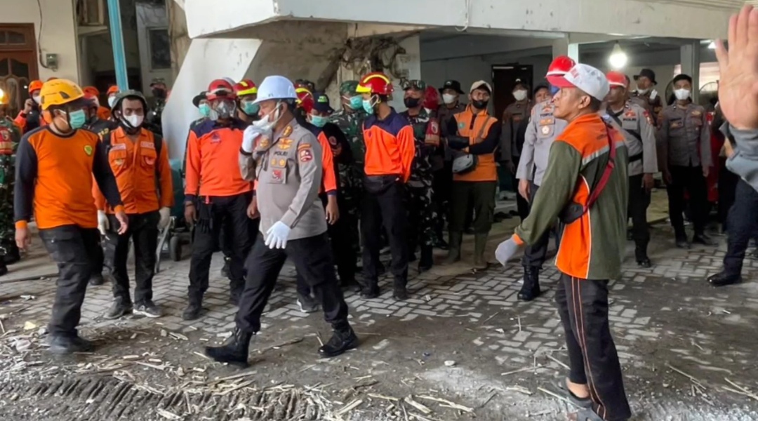 Hari ke-6, Nyawa Taruhannya! Samapta Polri & Tim SAR Berjuang di Reruntuhan Pesantren Al Khoziny