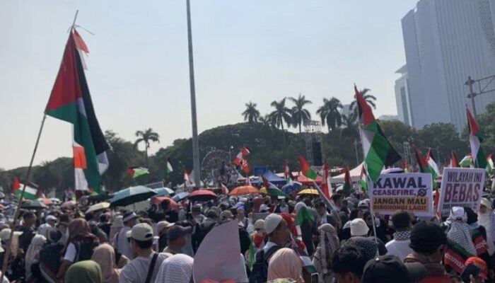 Masyarakat Tumpah di Patung Kuda Ikut Aksi Indonesia Melawan Genosida