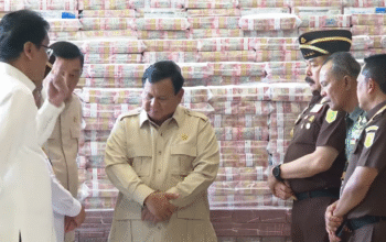Prabowo Saat Menyaksikan Tumpulan Triliunan Duit Pecagan 100 ribuan