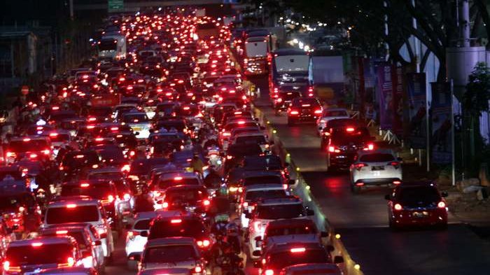 Kemacetan Parah Jakarta Usai Hujan Deras, Polisi Turun Tangan