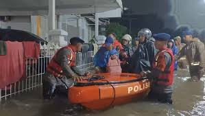Brimob Polda Metro Jaya Terjun Bantu Evakuasi Warga Terdampak Banjir di Jakarta Selatan