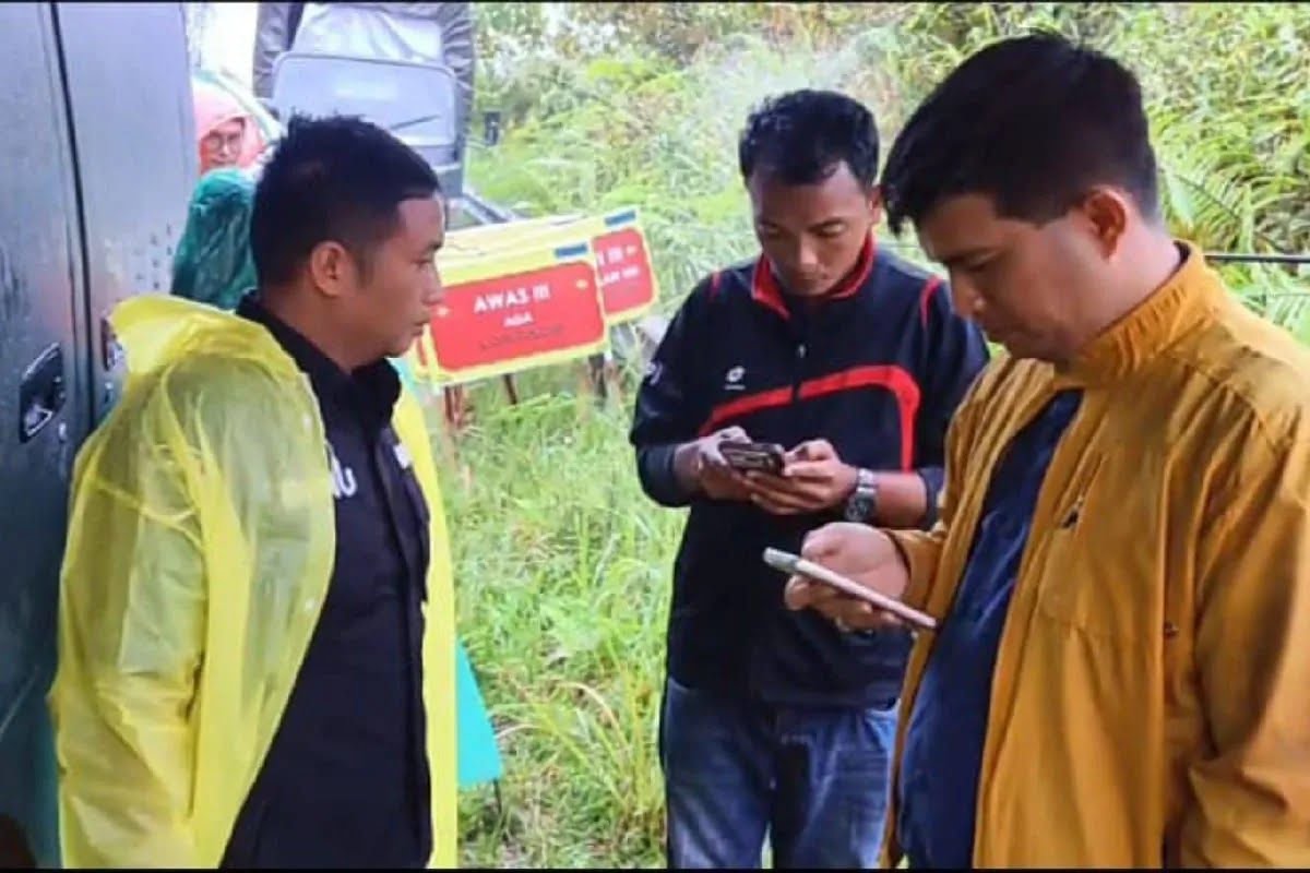 Ribuan Personel Polisi Terjun Evakuasi Korban Banjir dan Salurkan Bantuan Akses Internet
