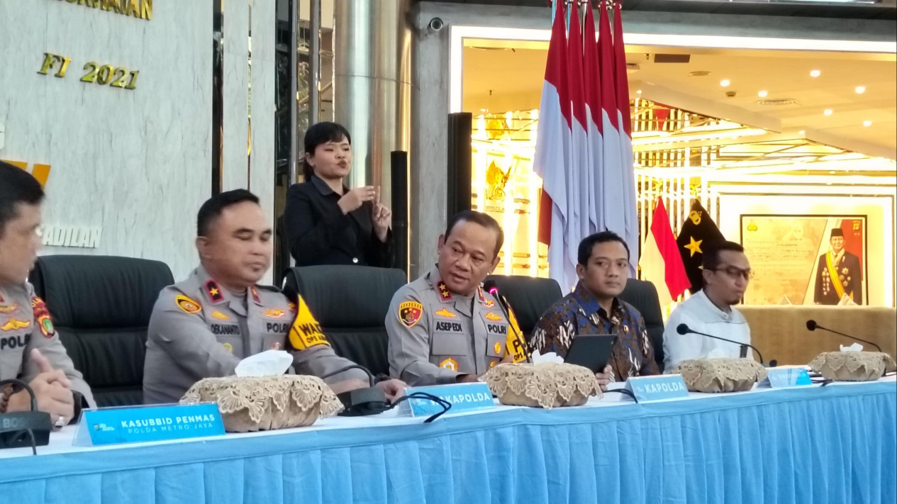 Roy Suryo Cs Resmi Tersangka!
