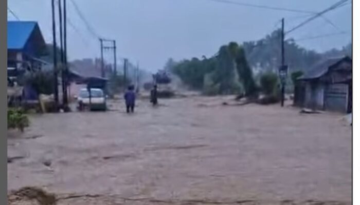 Brimob Gerak Cepat Bantu Warga Terdampak Longsor dan Banjir di Sumut