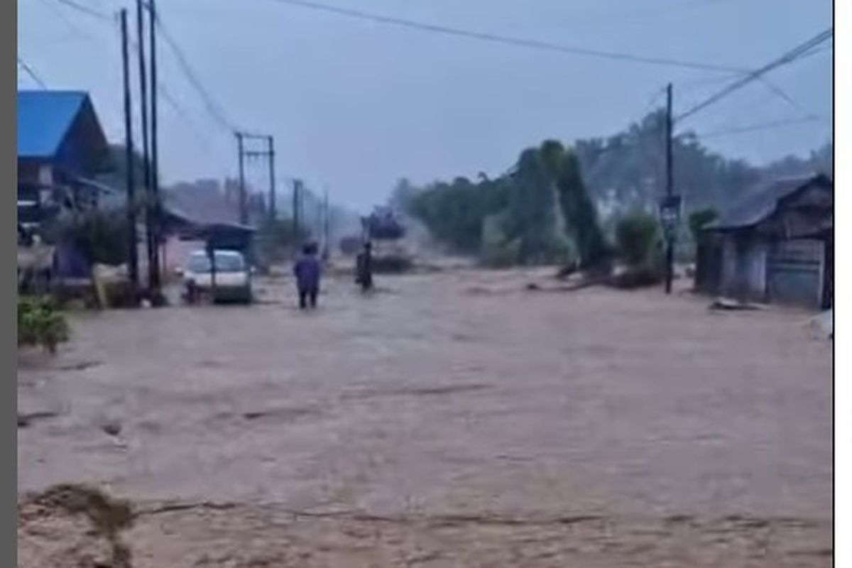 Brimob Gerak Cepat Bantu Warga Terdampak Longsor dan Banjir di Sumut