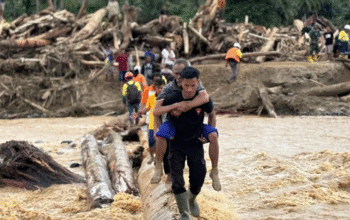 Anggota Brimob Polri Gendong Warga Korban Bencana Alam Sumut