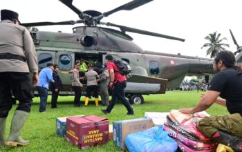 Aparat Terima Paket Bantuan Logistik