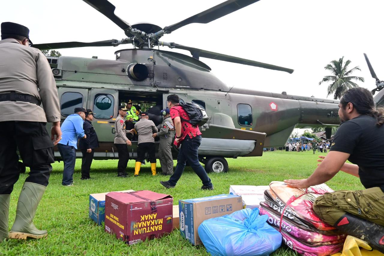 Aparat Terima Paket Bantuan Logistik