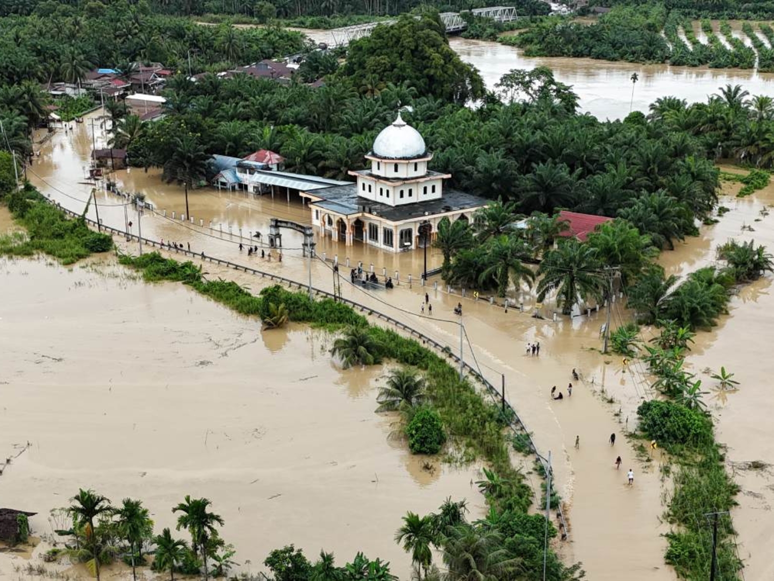 Polri Terjunkan 12 Ribu Personel Distribusi 159 Ton Bantuan Bencana Sumatera