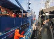 Kapal Patroli BC 30001 Lakukan STS dengan Kapal KRI Sutedi Senoputro 378 Bawa Bantuan Logistik Korban Bencana Sumatera