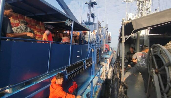 Kapal Patroli BC 30001 Lakukan STS dengan Kapal KRI Sutedi Senoputro 378 Bawa Bantuan Logistik Korban Bencana Sumatera