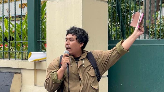 Masyarakat Sipil Kepung Kantor Fadli Zon, Desak Tolak Gelar Pahlawan untuk Soeharto