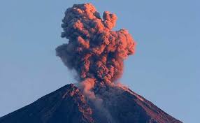 Gunung Semeru Luncurkan Awan Panas Sejauh 8,5 Km, Warga Panik Mengungsi