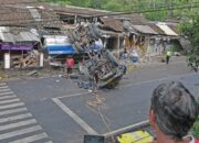 Truk Tangki Solar Terguling, Jalan Raya Kalijambe Purworejo Lumpuh Total Berjam-jam