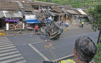 Truk Tangki Solar Terguling, Jalan Raya Kalijambe Purworejo Lumpuh Total Berjam-jam