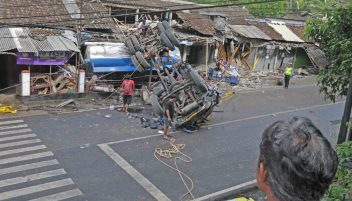 Truk Tangki Solar Terguling, Jalan Raya Kalijambe Purworejo Lumpuh Total Berjam-jam