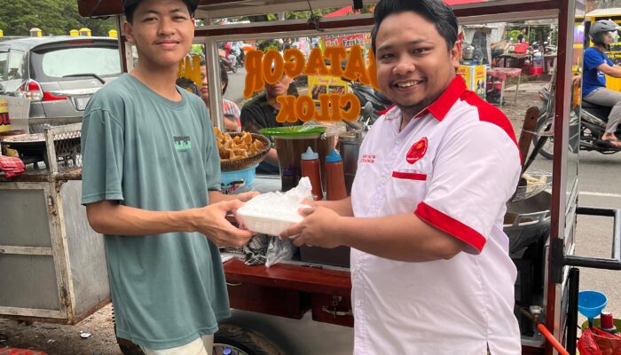 Jumat Berkah, GAMIS Indonesia Bagi-Bagi Ratusan Nasi Bungkus ke PKL, Ojol & Warga di Jaktim