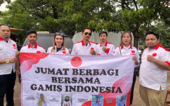 Jumat Berkah, GAMIS Indonesia Bagi-Bagi Ratusan Nasi Bungkus ke PKL, Ojol & Warga di Jaktim