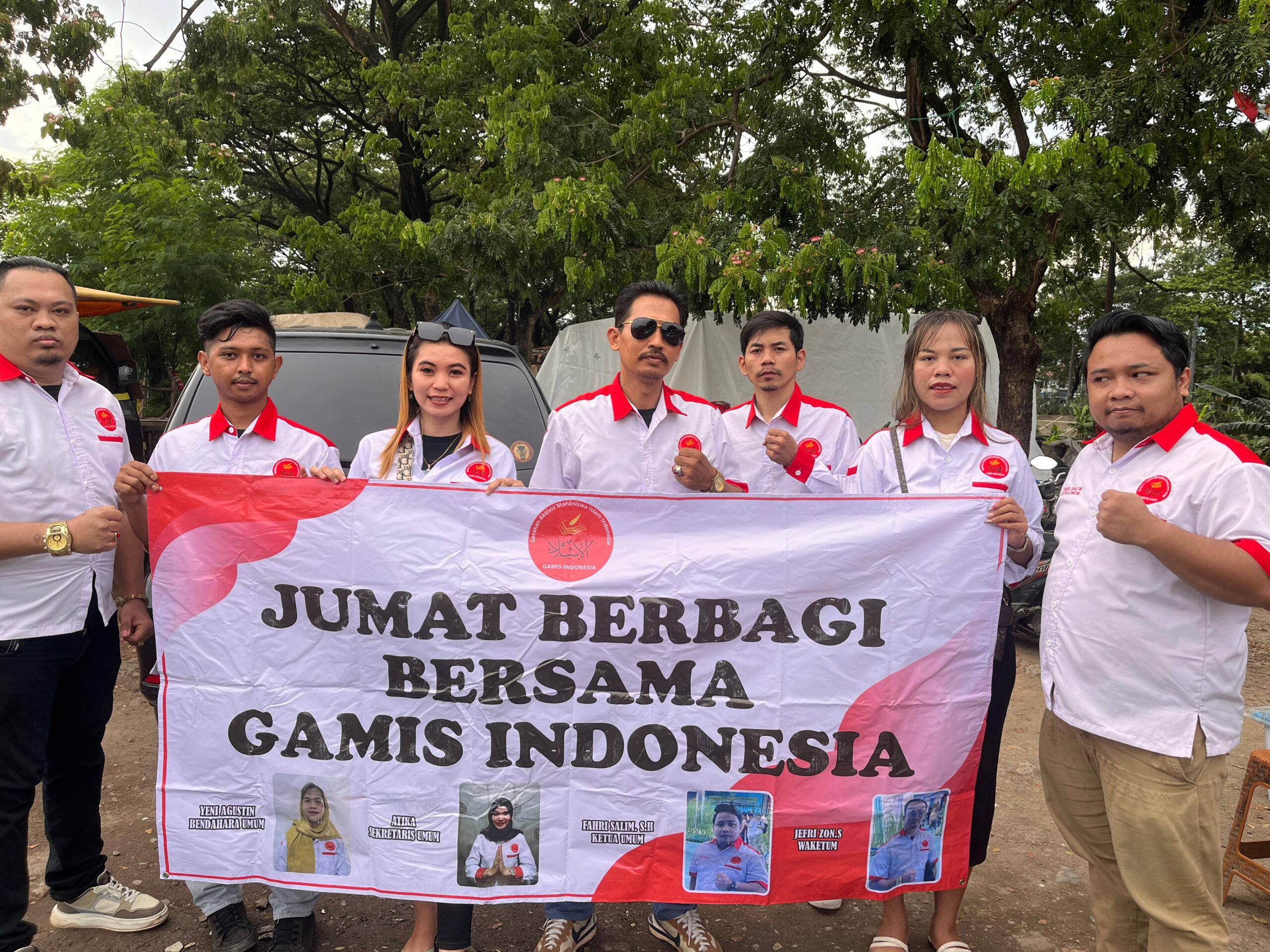 Jumat Berkah, GAMIS Indonesia Bagi-Bagi Ratusan Nasi Bungkus ke PKL, Ojol & Warga di Jaktim