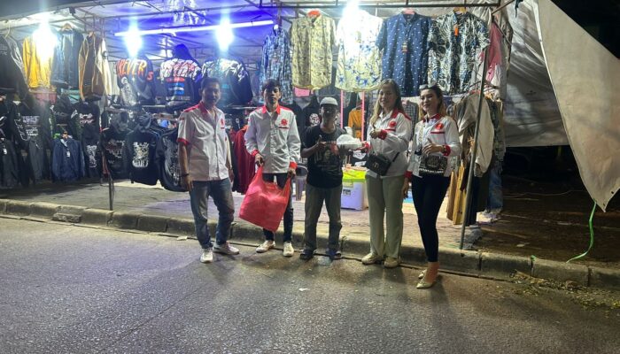 Gelar Jumat Berkah, Gamis Indonesia Bagikan 100 Paket Nasi Kotak untuk Warga Cipinang