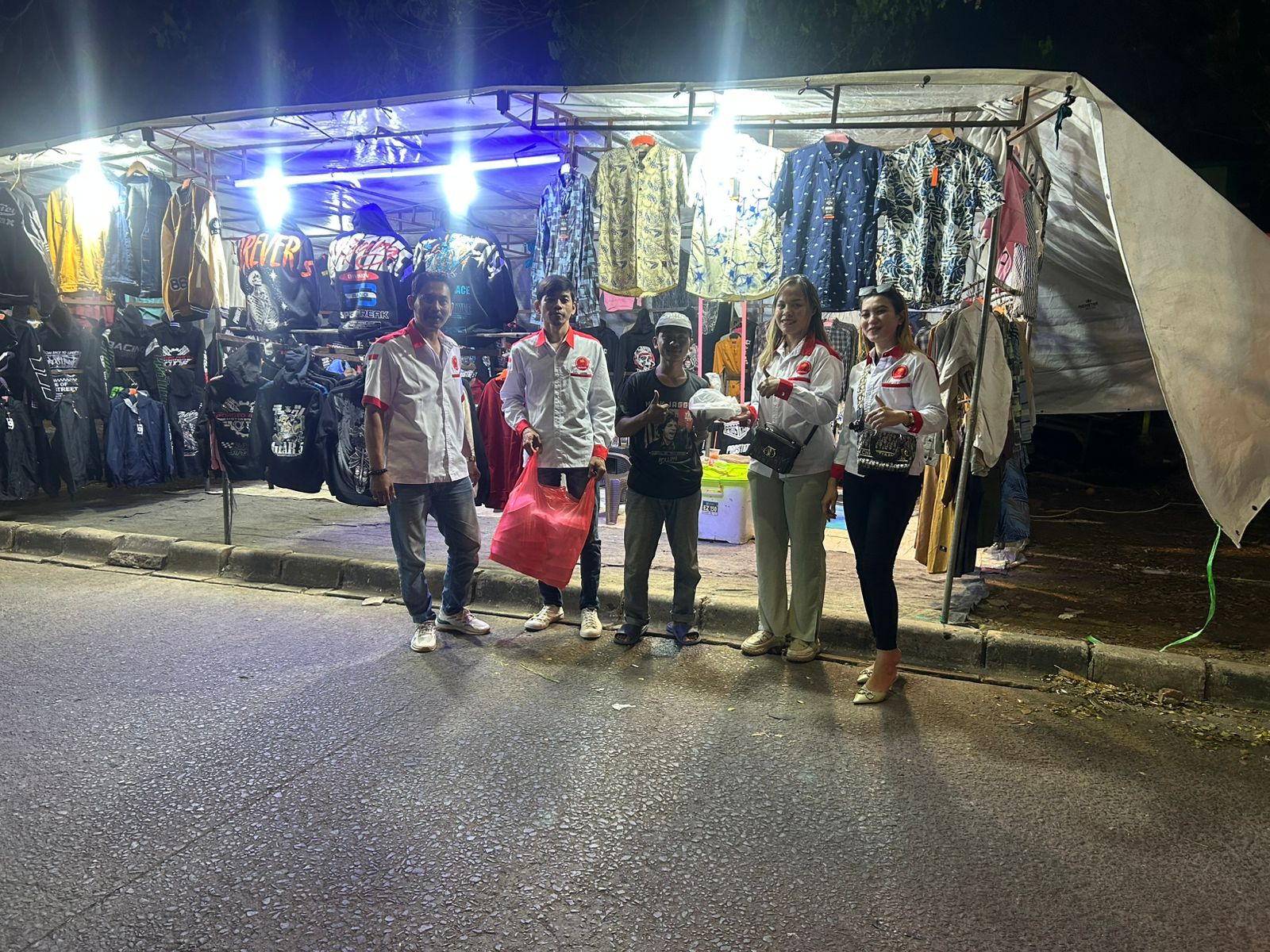 Gelar Jumat Berkah, Gamis Indonesia Bagikan 100 Paket Nasi Kotak untuk Warga Cipinang